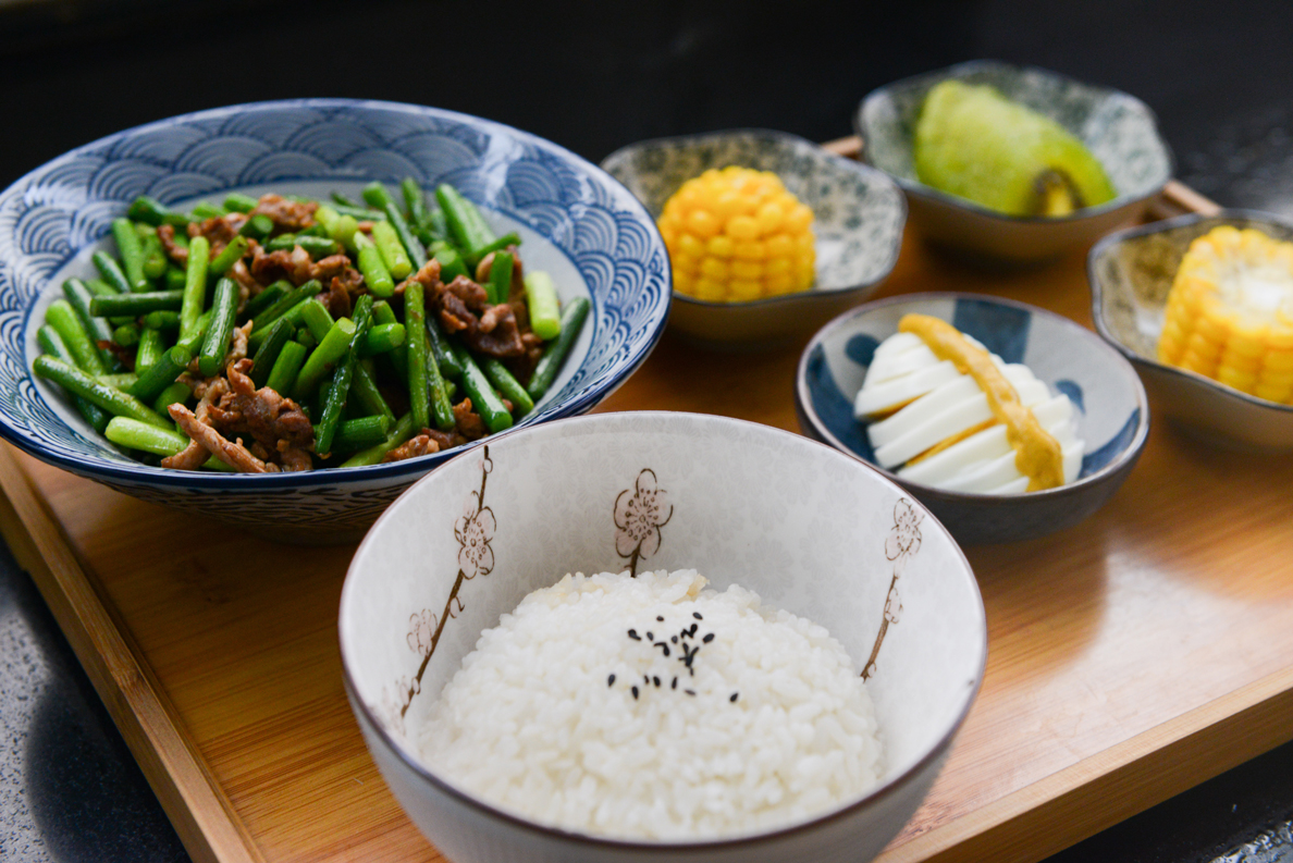 rice-on-bowl-sliced-egg-corn-and-vegetable-on-table-724300_1188