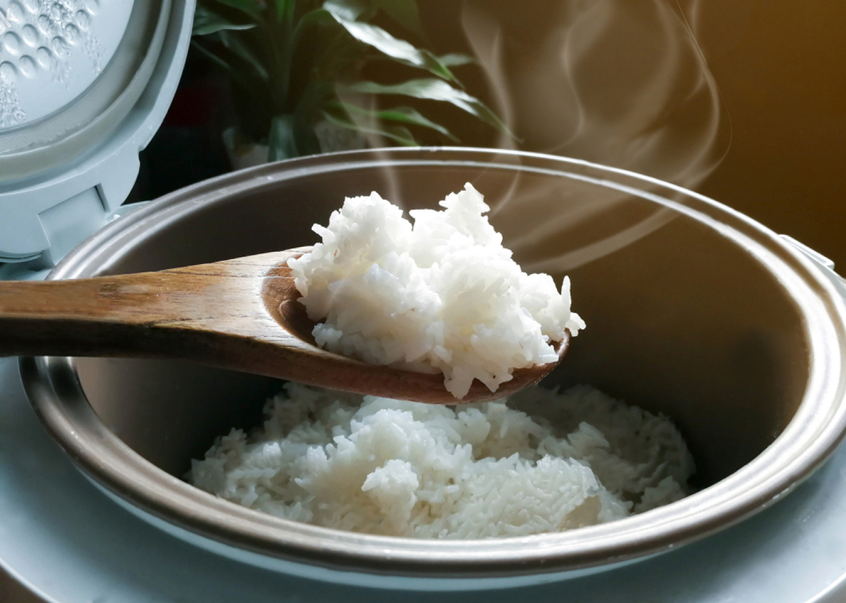 stock-photo-jasmine-rice-cooking-in-electric-rice-cooker-with-steam-soft-focus-rustic-tone-picture-1022661706OK_1188